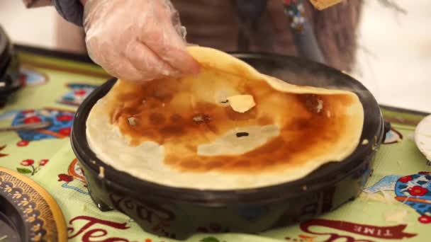 Freír panqueques en Shrove Tuesday, calle de comida . — Vídeos de Stock