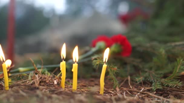 燃烧的蜡烛，在葬礼仪式上户外 — 图库视频影像