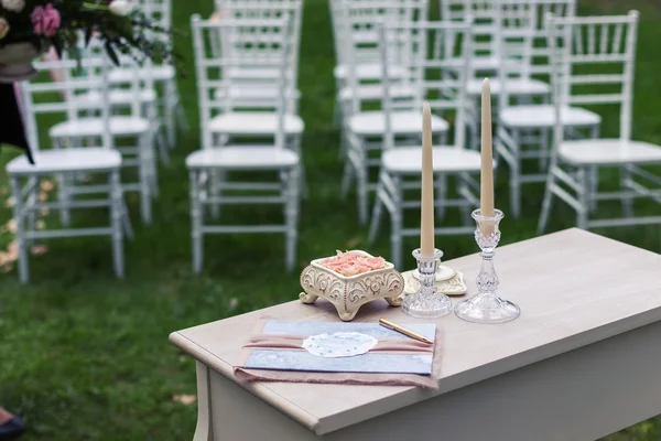 Roze rozen in een keramische vak op de tafel — Stockfoto