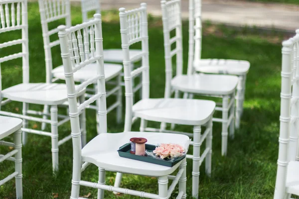 Chiavari stoelen op gras — Stockfoto