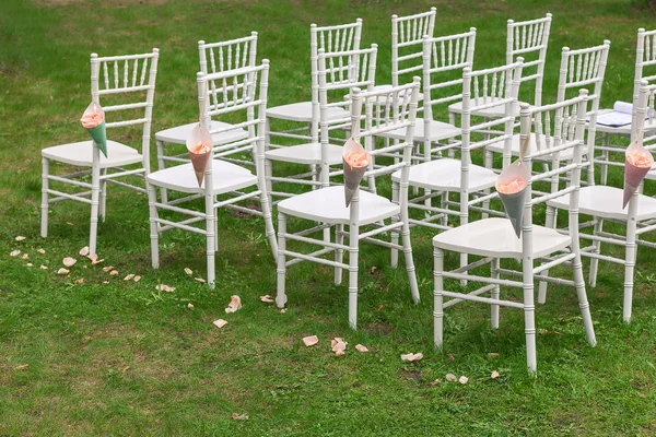 Zakken van rozenblaadjes op de stoel chiavari — Stockfoto