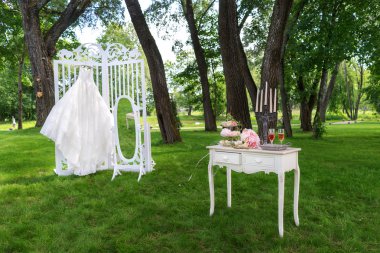 Güzel bir bahçede Boudoir standları