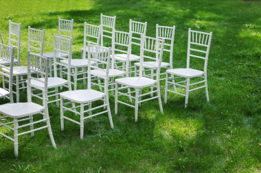 Chiavari sandalye çimenlerin üzerinde