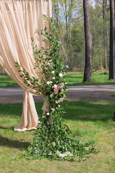 花で飾られたベージュ結婚式のアーチ — ストック写真