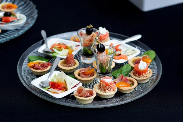 Somon, yenilebilir pasta jamon yanındaki rulo.