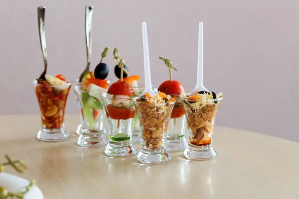 Mini Canapé con carne y verduras en copas de vidrio —  Fotos de Stock