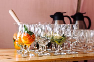 Gözlük ile kokteyller, nane ve turuncu-2 için malzemeler