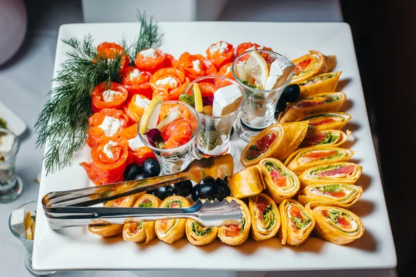 Lachsbrötchen gefüllt mit Käse bestreut Sesam — Stockfoto