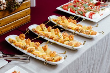 Tatlı ve baharatlı karides ananas ile