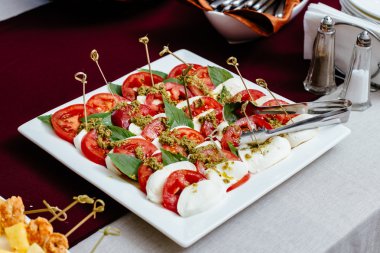 Geleneksel İtalyan caprese, dilimlenmiş domates pesto ve peynir-2