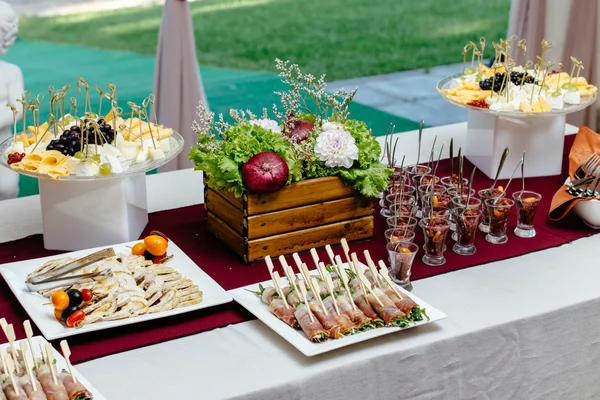 Serviço de catering. Mesa de restaurante com comida e decoração de produtos naturais — Fotografia de Stock