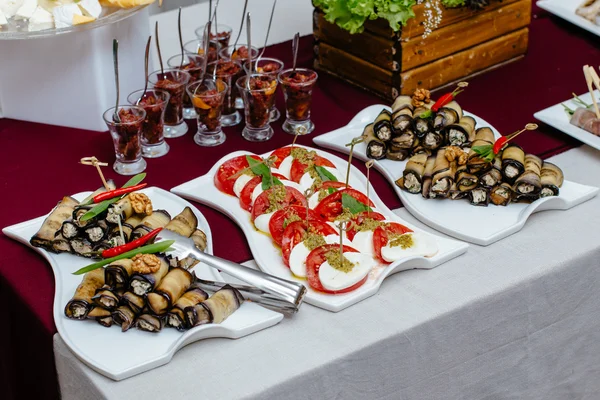 Servizio catering. Tavolo ristorante con cibo . — Foto Stock