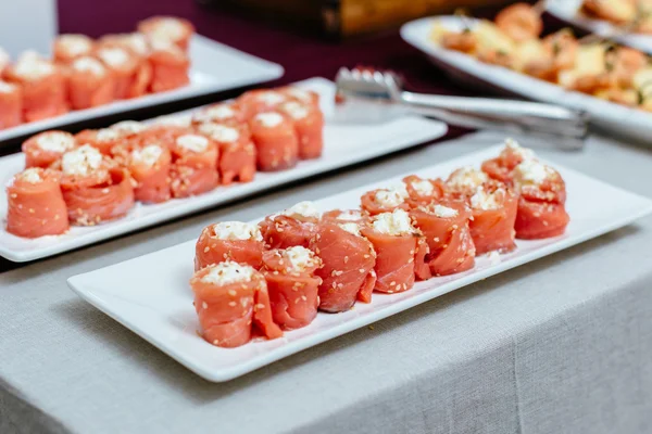 Rollos de salmón rellenos con queso espolvoreado semillas de sésamo-2 —  Fotos de Stock