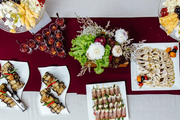 Serviço de catering. Mesa de restaurante com comida e decoração de produtos naturais — Fotografia de Stock