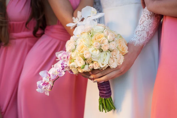 Noiva com um buquê na mão e namoradas — Fotografia de Stock