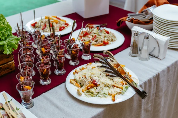 Salada de frango Caesar com parmesão ralado em um evento real — Fotografia de Stock