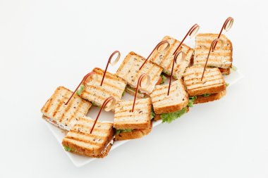 Somon, salata, peynir ile kızarmış ekmek.