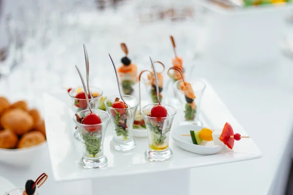 Mini Canapé com carne e legumes em vários copos de vidro-2 — Fotografia de Stock