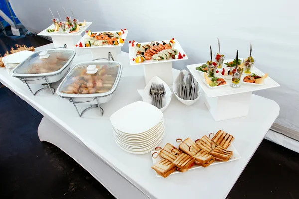 Catering bruiloft voedsel, mooie witte tabel-2. — Stockfoto