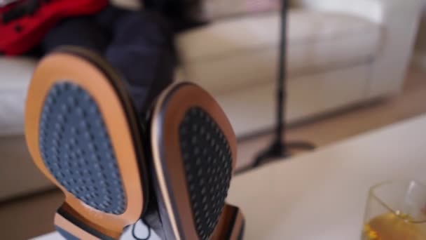 Les pieds du musicien sur la table. Gros plan . — Video