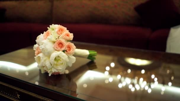 Bouquet da sposa sul tavolo di vetro — Video Stock