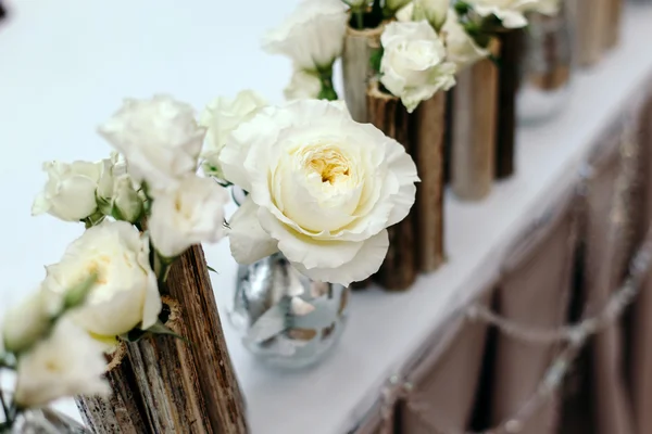 Hermosa decoración en la boda. Flores en el fondo del mantel. Primer plano de la flor . — Foto de Stock