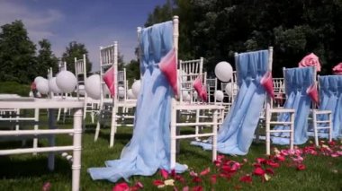 Kırmızı gül yaprakları açık kırsal, yaz, sıcak hava, Chiavari sandalye düğün töreni için.