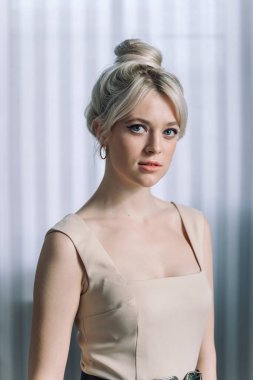 Güzel sarışın bir kadının stüdyo portresini kapat..