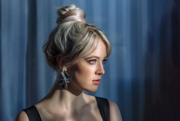 Siyah bluzlu güzel sarışın bir kadının stüdyo portresini kapat. Takma diş.