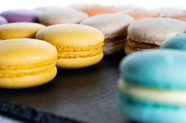 Makarnalar siyah bir tahta üzerine serilmiştir, güzel renkli satırlar-2.