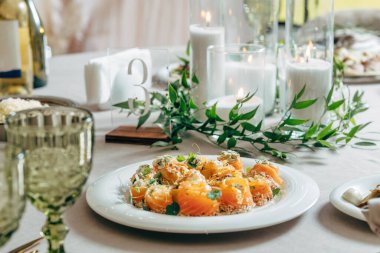 Krem peynirli füme somon rulosu. Fıstık ve susam tohumlarıyla. Tohumlarla süslenmiş..