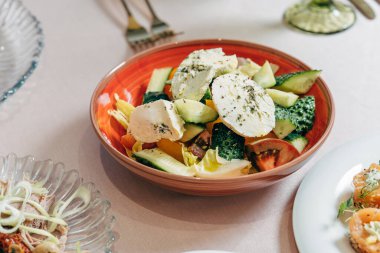 Beyaz peynirli Yunan salatası, sulu domates, kırmızı biber, salatalık ve marul..