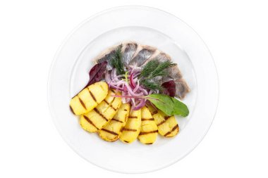 Yakın plan ev yapımı tuzlama ringası fırında patates, yağda kırmızı soğan halkaları ve dereotlu..