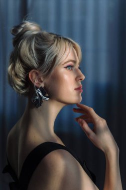 Siyah bluzlu güzel bir sarışının stüdyo portresini kapat..