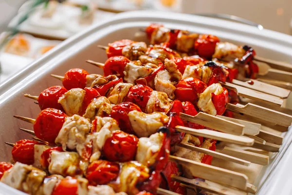 Deliciosos pavo asado o pollo brochetas kebab barbacoa de carne en plato de barro con tomates. —  Fotos de Stock