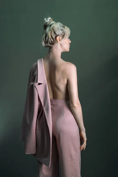 Сексуальная молодая блондинка, стоящая топлесс с пиджаком в руке. План талии — стоковое фото