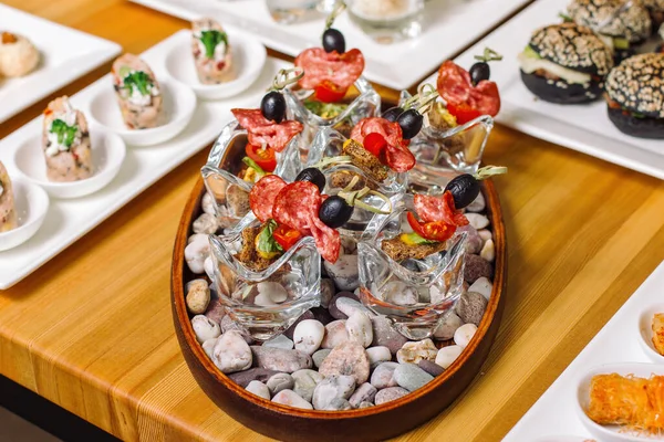 소시지와 튀긴 달걀 토스트와 함께 스케이트 위에 화려 한 캐노피를 얹는다. 잔치나 연회를 위한 맛있는 식욕. — 스톡 사진