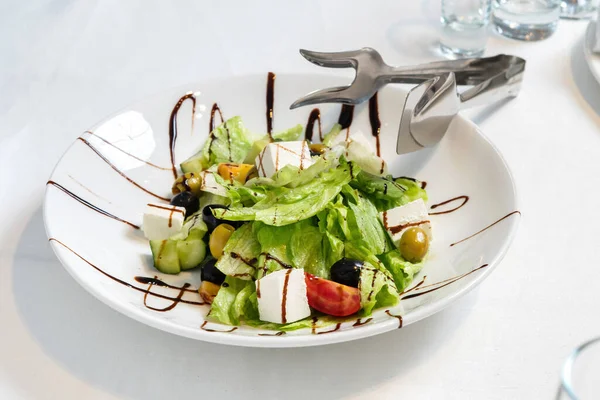 Cenin peynirli Sezar salatası, organik kalamata zeytin, sulu domates, soğan, salatalık ve marul.. — Stok fotoğraf