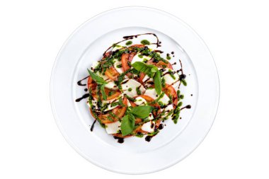 Taze fesleğen ve kapari soslu mozzarella ve domates dilimleri..