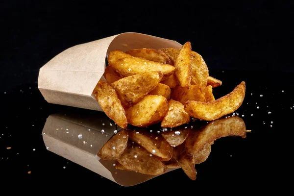 Kese kağıdından kızarmış patates parçaları dökülmüş..