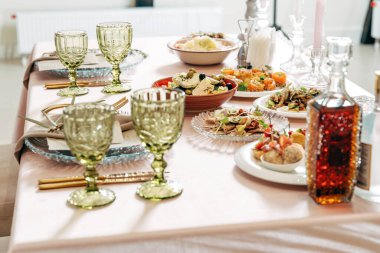 Güzel bir festival masası, Yunan salatası ve beyaz peynir..