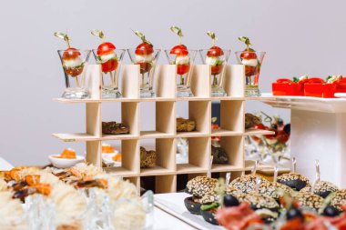 Kürdanlı kanepeler, aperatifler, iğneler, İspanyol yemekleri. Bıldırcın yumurtası ve vişneli domates..