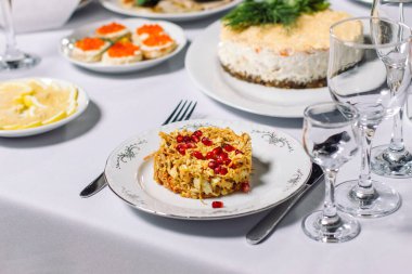 Düğün masasında ikramlar, güzel bir ortam. Ön planda, nar tohumlu bir et salatası..