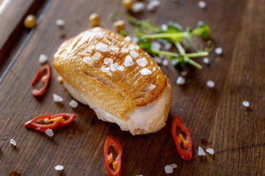 Domatesli kızarmış ördek eti, küçük yeşil filizler ve sos..