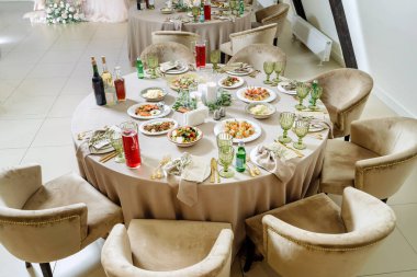 Güzel servis masaları, düğün organizasyonu. Bir sürü yiyecek ve içecek..