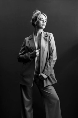 Seksi genç bir sarışın, çıplak bir bedenin üzerine giymiş bir ceket. Tarafsız bir bakış biraz yana..