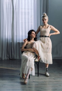 Stüdyo resimleri sarışınlar ve esmerler, kameraya bakıyorlar. Mavi gözler, genç ve narin.