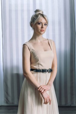 Güzel sarışın bir kadının stüdyo portresi..