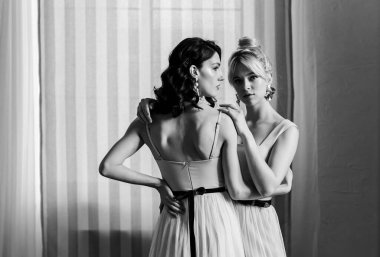 Stüdyo resimleri sarışınlar ve esmerler. Sarışın yere bakıyor. Mavi gözler, genç ve narin.