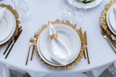 Güzel servis masası, altın tabaklar, güzel manzara. Düğün etkinliği.